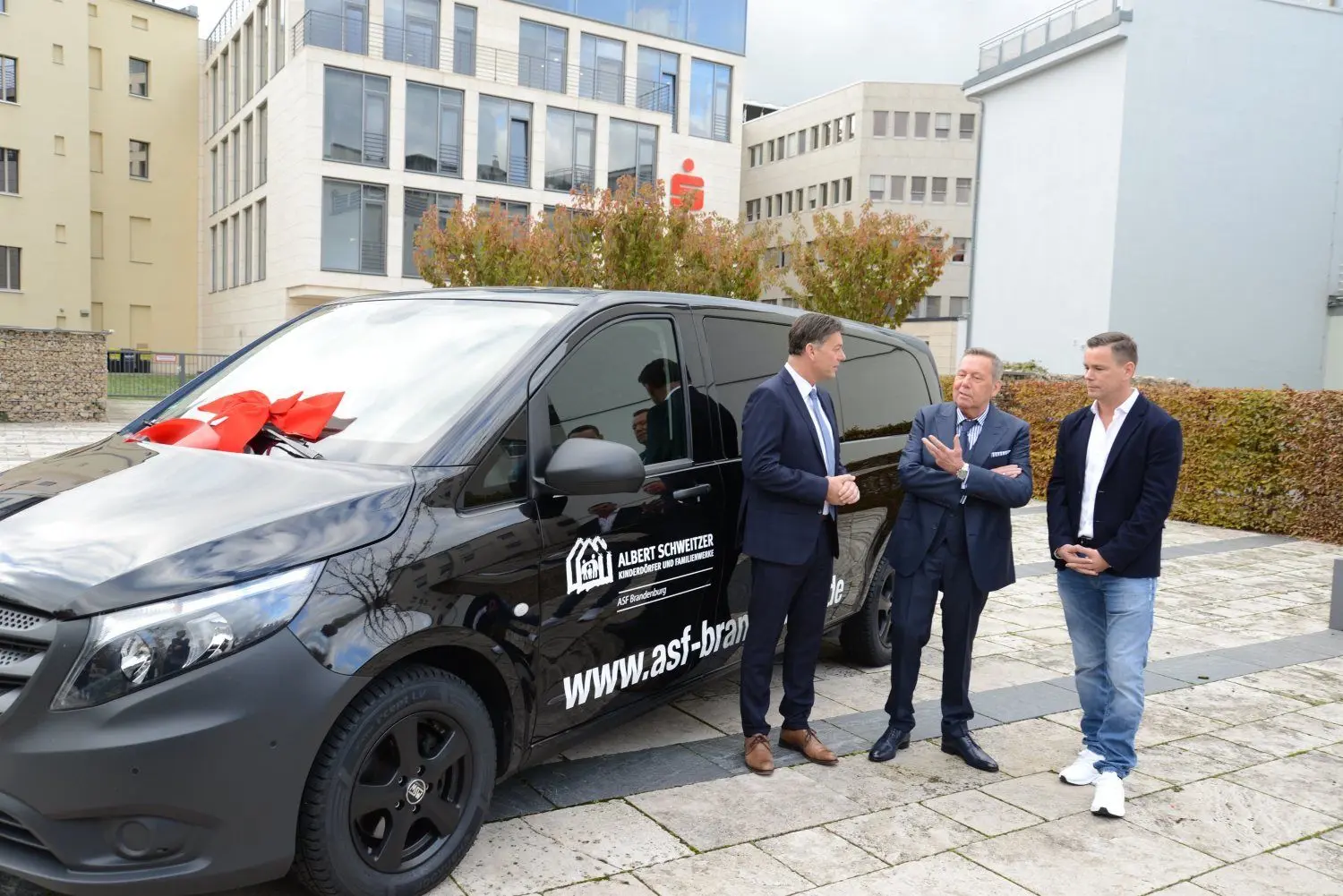 Roland Kaiser bei der Fahrzeugübergabe für die Tafel für Bedürftige bei der Sparkasse Spree-Neiße, v.l. Sparkassenvorstand Ralf Braun, Roland Kaiser, Kai Noack vom Albert-Schweitzer-Familienwerk