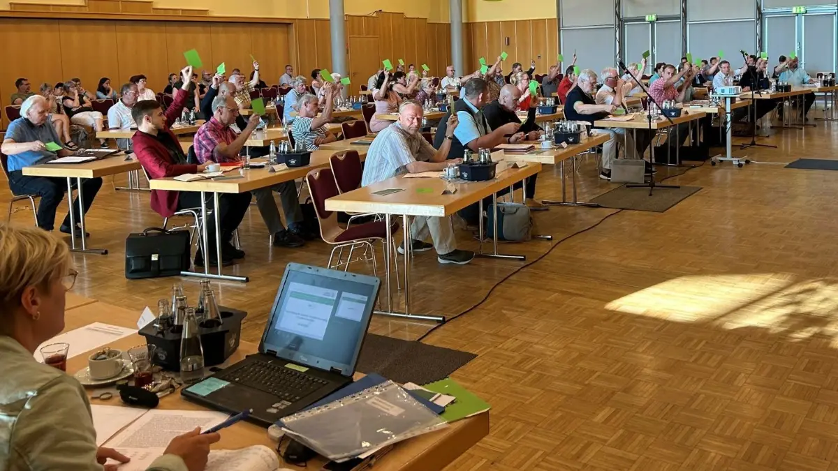 Der Kreistag Elbe-Elster soll sich noch einmal mit der Zukunft der Krankenhaus-Standorte befassen. Das ist das Ziel der Unterschriftensammlung.
Der Kreistag hat in einer Sondersitzung über die Zukunft der Krankenhaus-Landschaft in Elbe-Elster abgestimmt.