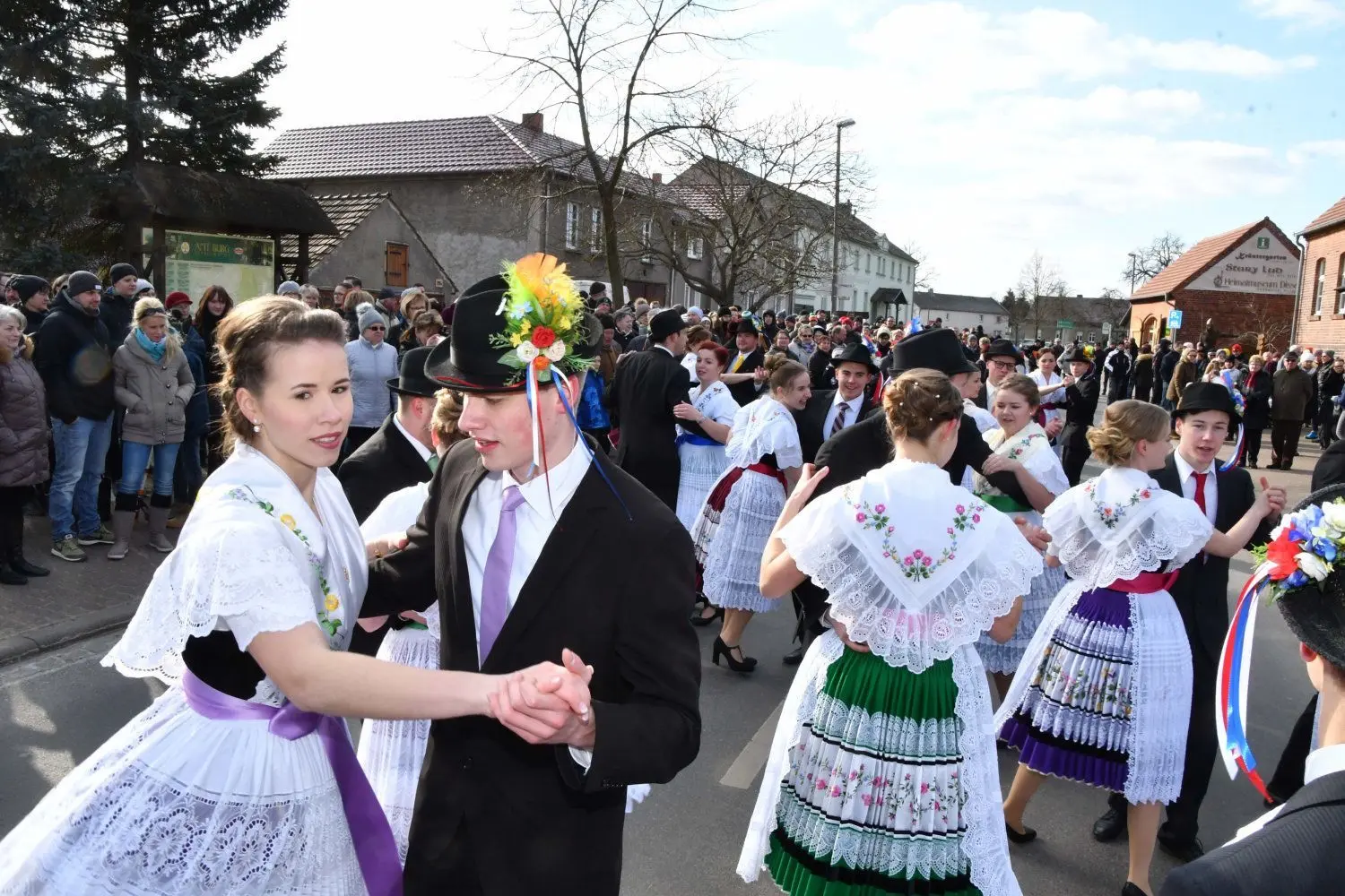 Tanz- und trinkfest ist die sorbische/wednische Jugend in Dissen.