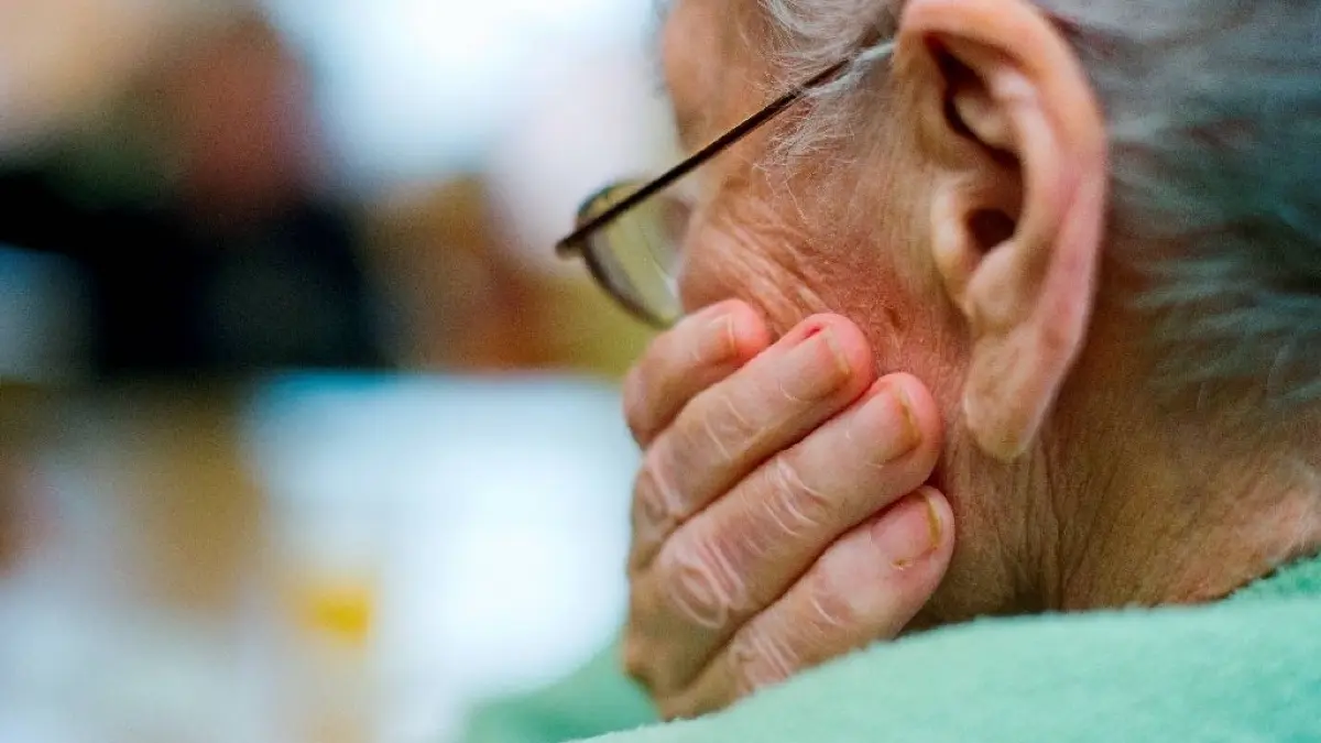 Eine Seniorin aus Falkenberg ist einem Telefonbetrüger zum Opfer gefallen.
Eine alte Frau sitzt am 29.11.2012 in einem Pflegeheim in Frankfurt (Oder) (Brandenburg). Sie geben sich am Telefon als Enkel aus und bitten um Geld. Trickbetrüger haben es vor allem auf Senioren abgesehen, weil diese häufig auf solche Betrugsmaschen hereinfallen. Warum das so ist, glauben Forscher nun herausgefunden zu haben. Foto: Patrick Pleul/dpa (zu dpa-KORR: «Nachlassendes Bauchgefühl: Warum Senioren oft betrogen werden») +++(c) dpa - Bildfunk+++ | Verwendung weltweit
Enkeltrick