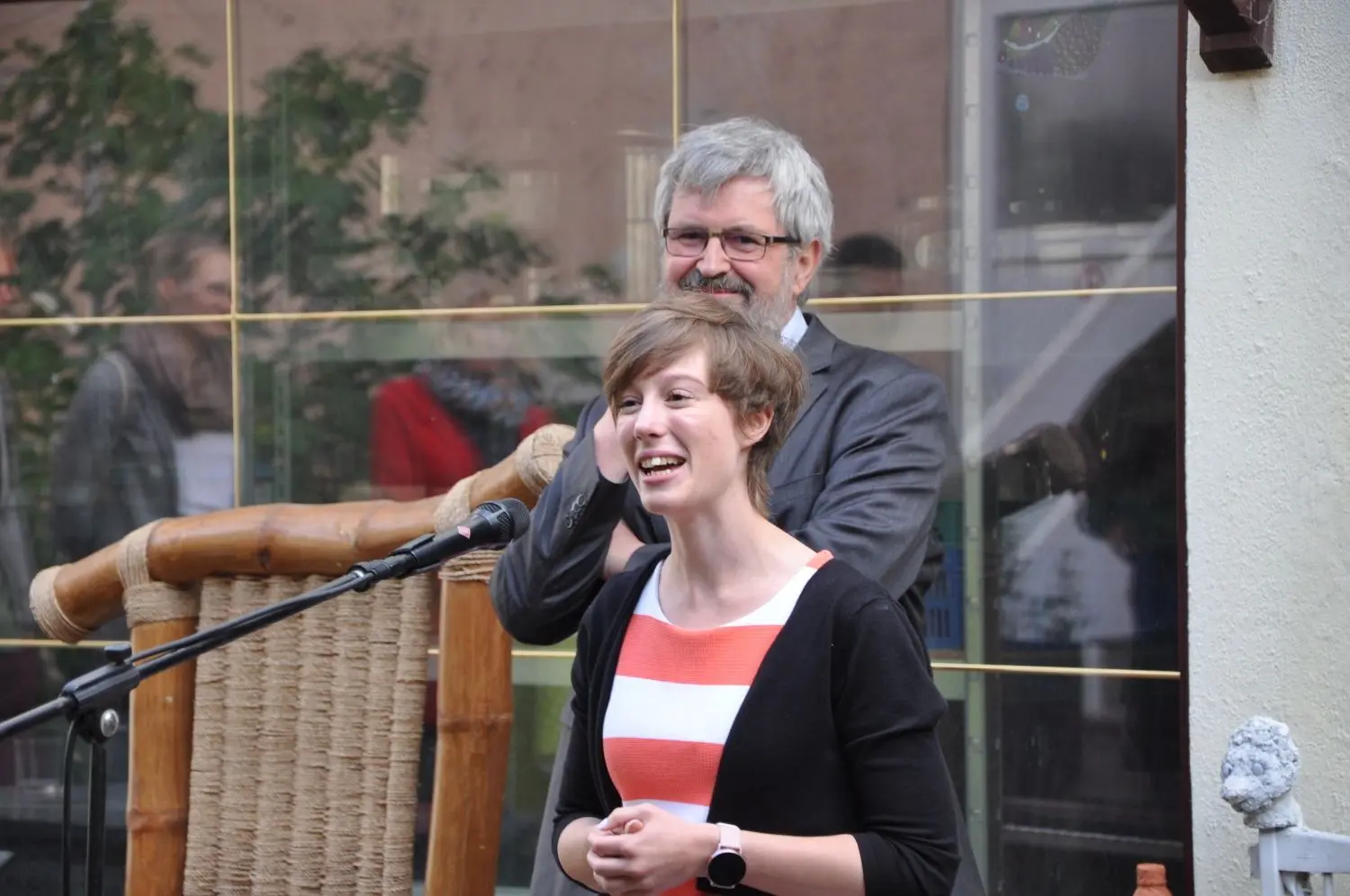 Die Landesvorsitzende Julia Schmidt und Minister Axel Vogel.
