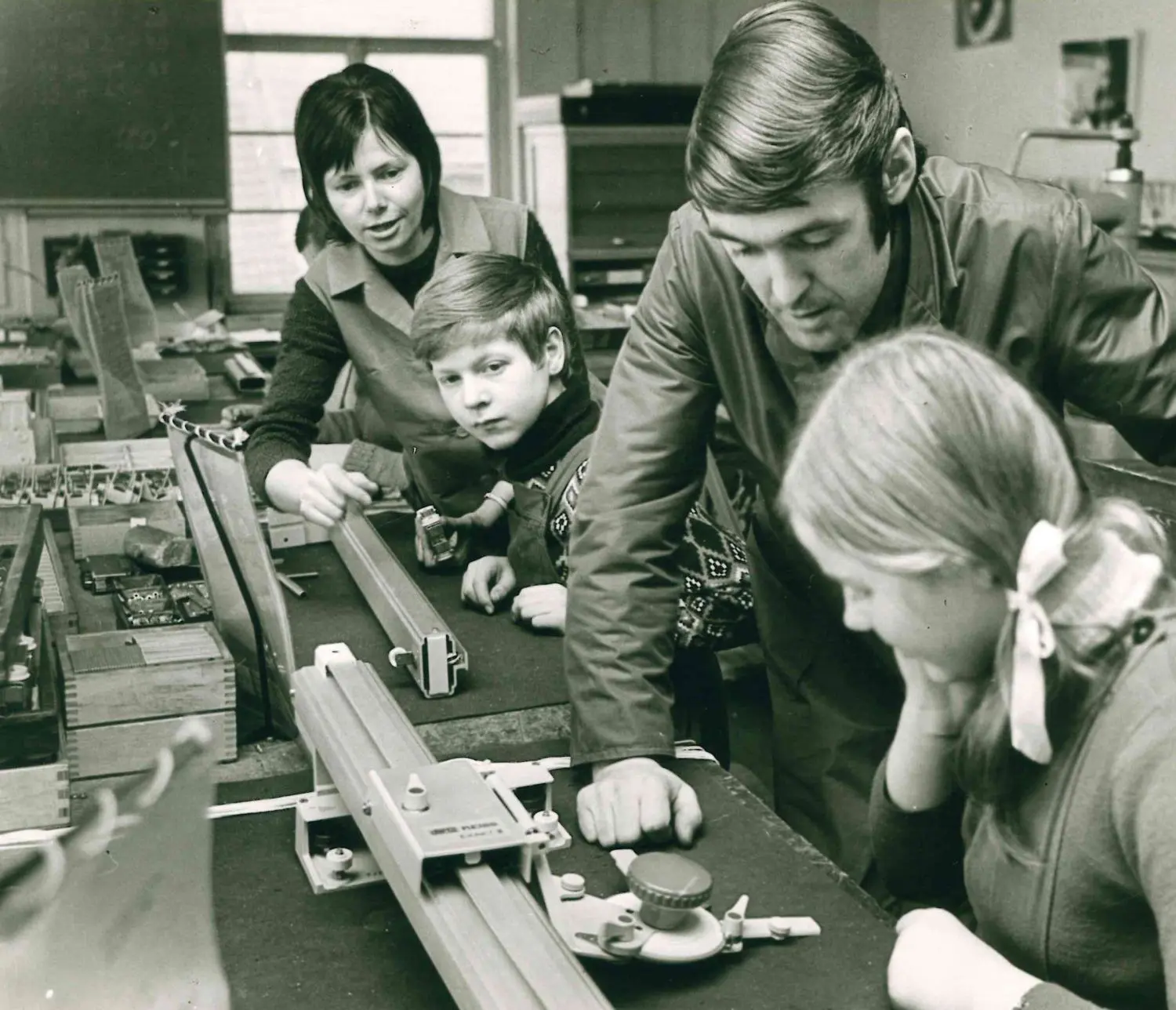 Schule musste auch zu DDR-Zeiten den Bedürfnissen des Arbeitsmarkts dienen. Hier lehren Brigadeleiter Rüdiger Mierbach und Gewerkschaftsvertrauensmann Ursula Nixdorf von der Brigade "Makarenko" beim polytechnischen Unterricht. Heute müsste es natürlich „Gewerkschaftsvertrauensfrau“ heißen - Gendergerechtigkeit war Mitte der 80er Jahre noch kein Lehrthema.