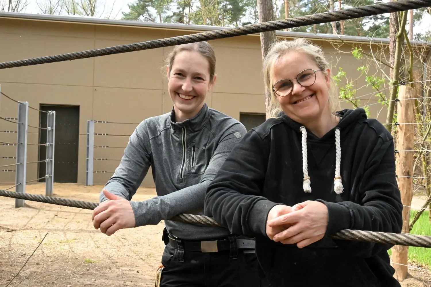 Die beiden Zootierpflegerinnen Heike Jandke (l) und Yvonne Weigelt freuen sich über die tollen Bedingungen im neuen Elefantenhaus. Jetzt müssen sie nur noch Sundali davon überzeugen.