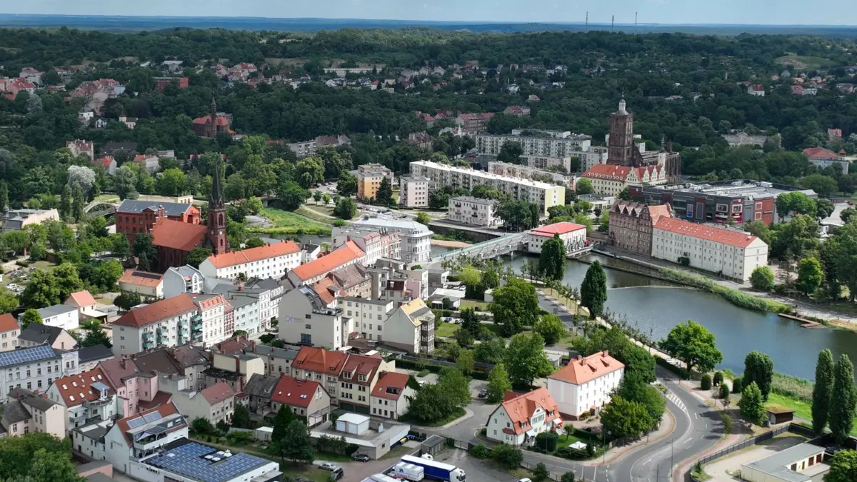 Guben, hier ein Blick auf die Altstadt mit der Neißebrücke und Gubin, wird Smart City. Viele Daten aus der Stadt sollen aufgearbeitet und unter Cockpit.de ins Internet gestellt werden.
Luftaufnahme vom 16. Juli 2023
Stadt Guben
Blick auf die Altstadt Richtung Neißebrücke, Gubin