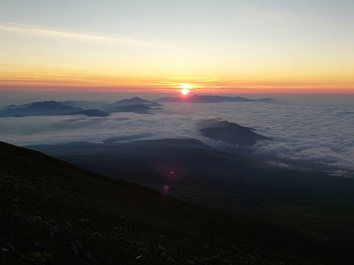 Blick vom Fuji in Japan: Sonnenaufgang im Land der aufgehenden Sonne am 29. Juli 2023.