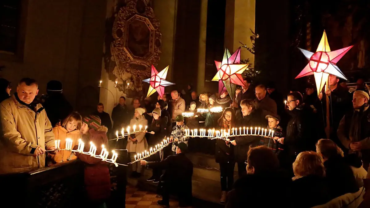 Rund tausend Kerzen erleuchten die große Hallenkirche St. Nikolai in Luckau zur Christmette. Während des Quempas-Singens bewegen die Besucher zahlreiche Lichterscheren, so auch vor dem Hochaltar und in der Taufe.
Rund tausend Kerzen erleuchten die große Hallenkirche St. Nikolai in Luckau zur Christmette. Während des Quempas-Singens bewegen die Besucher zahlreiche Lichterscheren, so auch vor dem Hochaltar und in der Taufe.