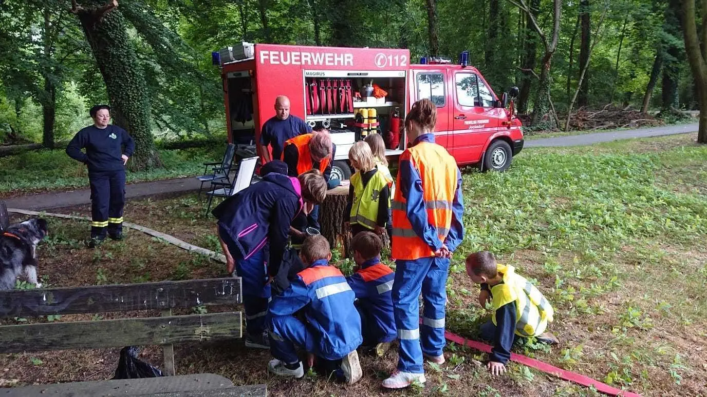 Die Nachwuchsarbeitnimmt bei der feuerwehr im Amt Döbern-Land einen großen Stellenwert ein. 182 Kinder und Jugendliche im Alter von 5 bis 16 Jahren werden in jeweils elf Kinder- und Jugendgruppen zu Brandschützern von morgen ausgebildet.