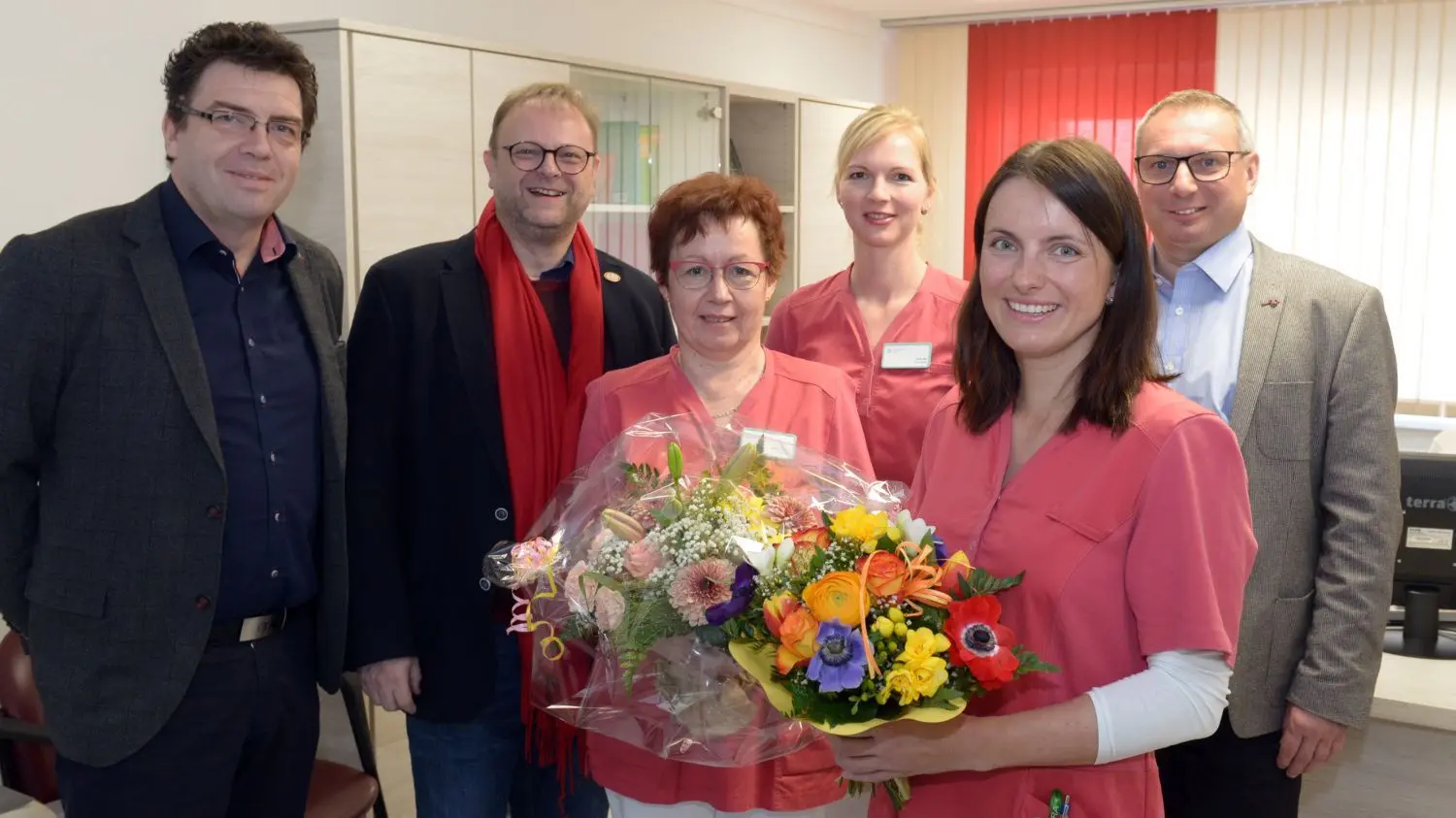 Da war noch alles gut: Klinikum-Geschäftsführer Michael Neugebauer (l.) und Uwe Schrader (r.), damals zuständiger MVZ-Koordinator im Klinikum, feiern die Besetzung der Praxis in Großthiemig durch Ärztin Erika Metzger (2.v.r.).