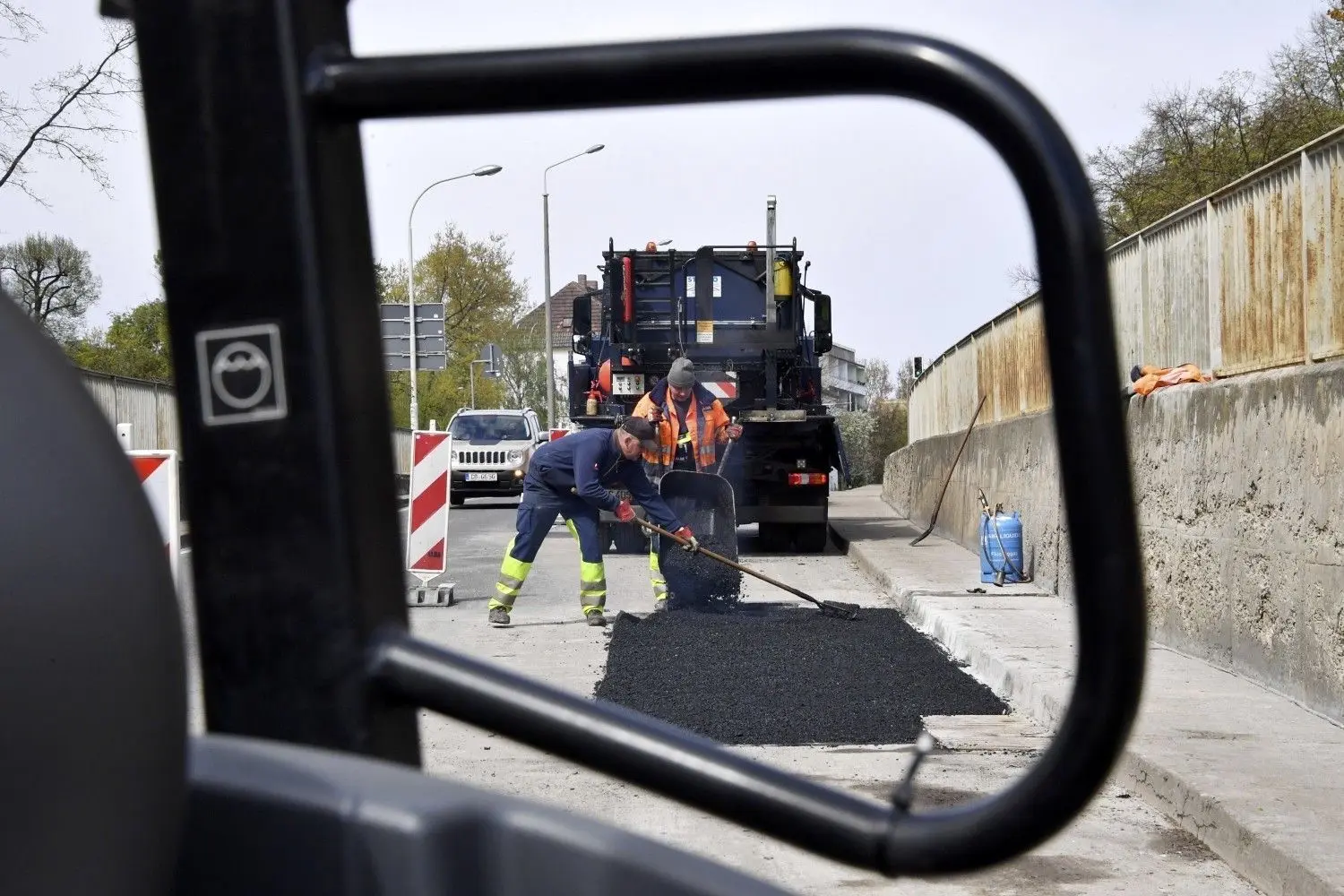 Die Fahrbahn der Unterführung in der Willy-Brandt-Strasse wurde in der Vergangenheit schon mehrfach ausgebessert.
