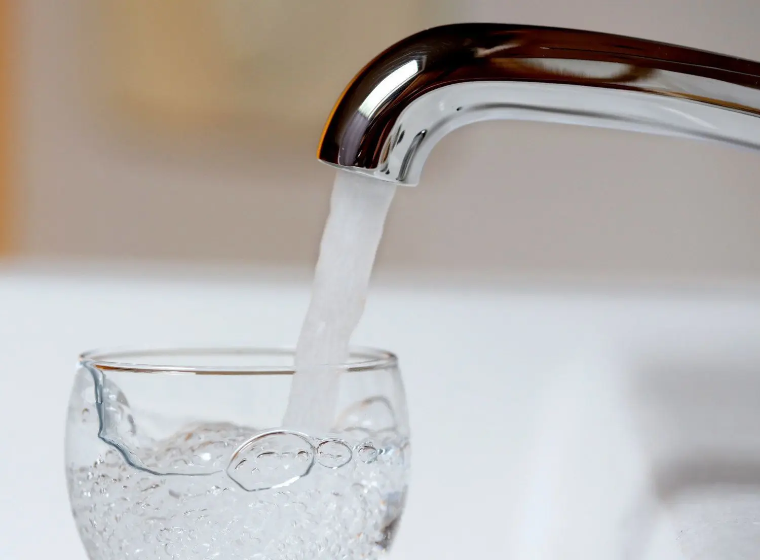 Nach der Havarie an der Trinkwasserhauptleitung kommt in Haushalten und bei Gewerbebetrieben im Raum Elsterwerda, Plessa und Hohenleipisch wieder Trinkwasser aus dem Hahn.