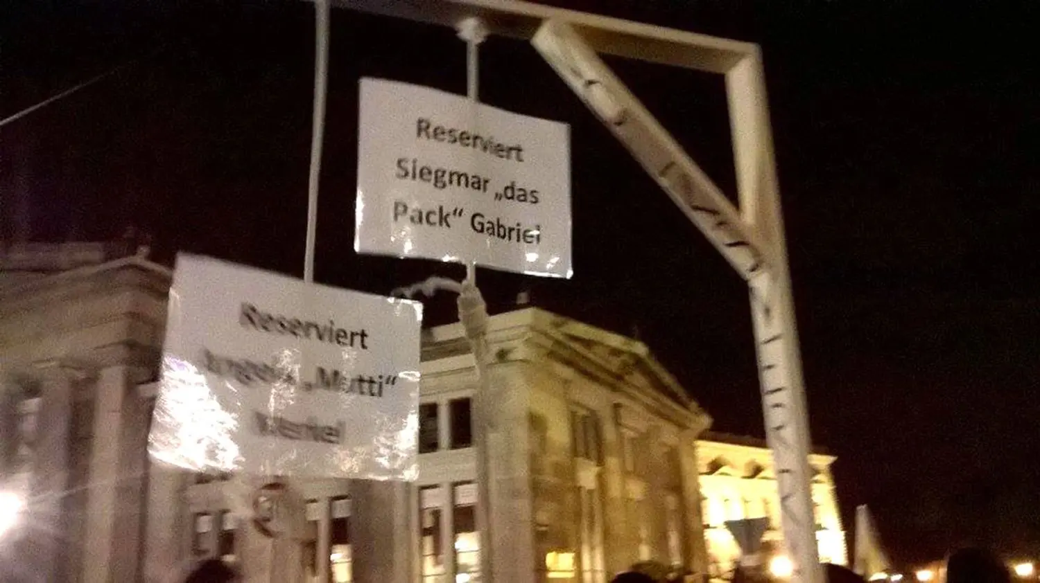 2015 haben Teilnehmer einer Pegida-Demonstration einen gebastelten Galgen hochgehalten, an dem Schilder mit den Namen von Angela Merkel und Siegmar Gabriel zu sehen waren.