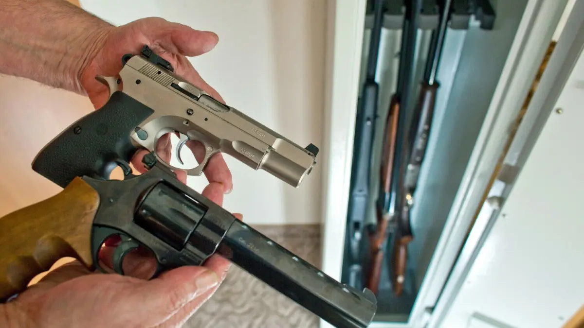 Ein Sportschütze zeigt eine Pistole und einen Revolver vor einem Waffenschrank mit drei Gewehren in einem privaten Haushalt. Illegale Waffen sind am Montag bei einem 30-Jährigen in Wüstenrot-Neuhütten beschlagnahmt worden, unter anderem auch ein Revolver.
ARCHIV - 07.06.2009, Brandenburg, Müllrose: Ein Sportschütze zeigt eine Pistole und einen Revolver vor einem Waffenschrank mit drei Gewehren in einem privaten Haushalt im brandenburgischen Müllrose. (Zu dpa "Waffenbesitzer lehnen Faesers Reformpläne ab: «Symbolpolitik»") Foto: Patrick Pleul/dpa-Zentralbild/dpa +++ dpa-Bildfunk +++