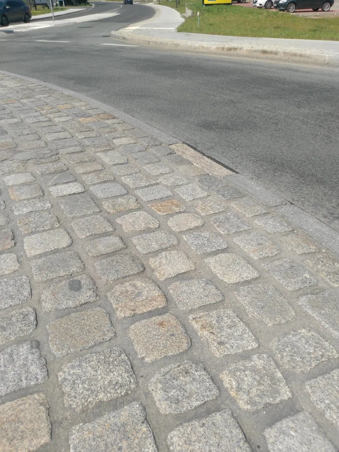 Beschädigungen sind beim Vetschauer Kreisel vor allem an der Ausfahrstrecke Richtung Lübbenau (siehe Foto) und bei der Einfahrstrecke aus Calau kommend zu sehen.