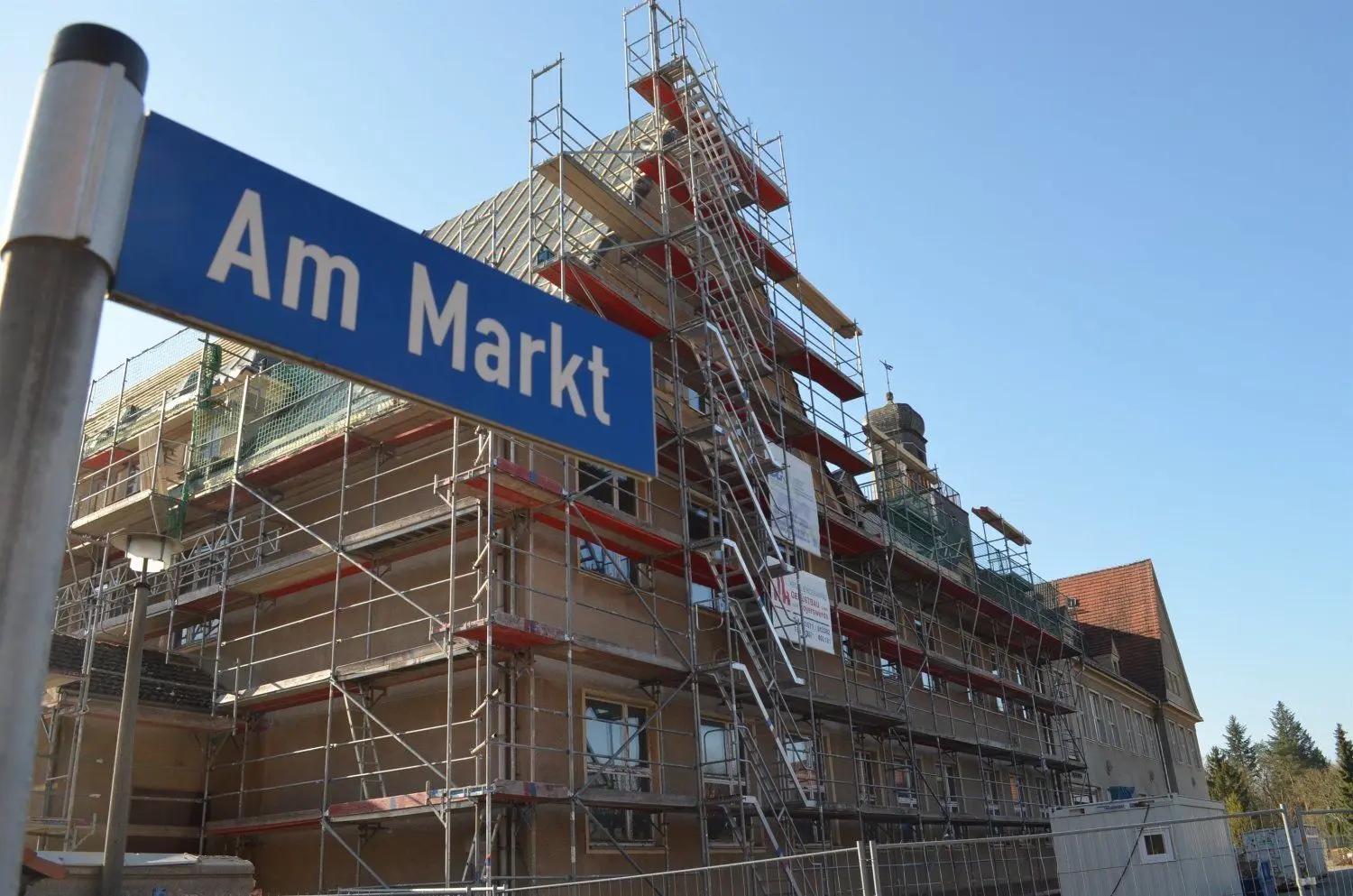 Laubusch: Die Schule am Markt ist derzeit teilweise eingerüstet. Das Gebäude wird bis Mitte 2021 saniert. Nach rund 15 Jahren Pause werden im Schuljahr 2021/22 wieder Kinder dort in die Schule gehen.