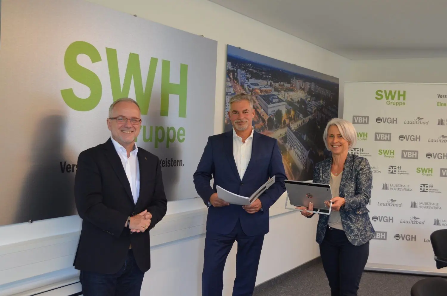 Erfolgreicher Verbund: Die Städtischen Wirtschaftsbetriebe Hoyerswerda (SWH) haben im Jahr 2019 rund 2,65 Millionen Euro Gewinn verbuchen können. Aufsichtsratschef und OB Stefan Skora (l.), Geschäftsführer Falk Brandt und Anke Preuß, kaufmännische Leiterin der SWH-Gruppe, freuen sich über das erfolgreiche Geschäftsjahr. In Skoras Amtszeit war das SWH-Konstrukt entstanden.