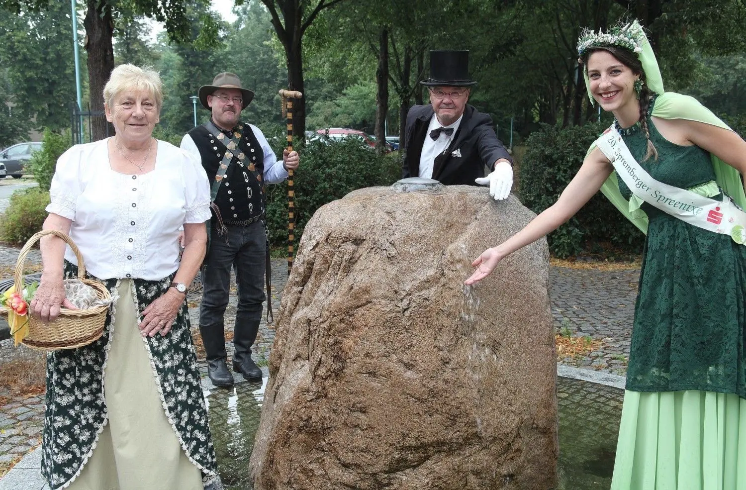 Renate Lorenz (l.), Olaf Preuße (2. v. l.), Jürgen Hübner sowie die Spreenixe Cindy Ahne vermissen das Heimatfest: An diesem Springbrunnen am Pfortenplatz beginnt traditionell am Heimatfest-Freitag der Rundgang über den Rummel.