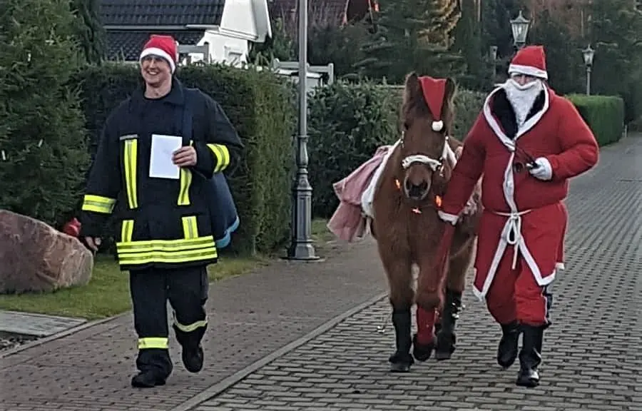 Um den Feuerwehrnachwuchs bemüht sich auch die Klein Loitzer Ortsfeuerwehr: Mit Pony klingelte der Weihnachtsmann bei den Familien.