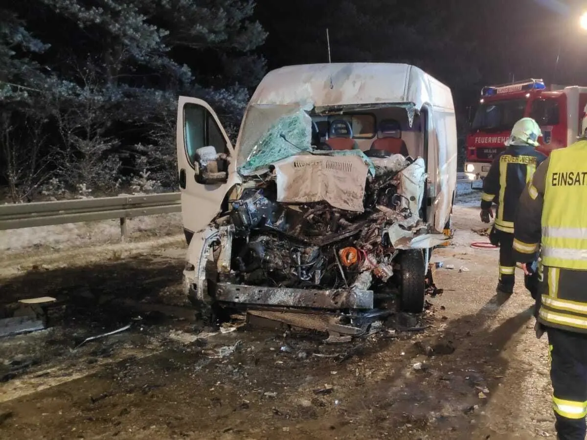 Auf der Autobahn 13 hat es am 3. Dezember 2022 gekracht. Ein Transporter war in einen querstehenden Lkw gefahren.