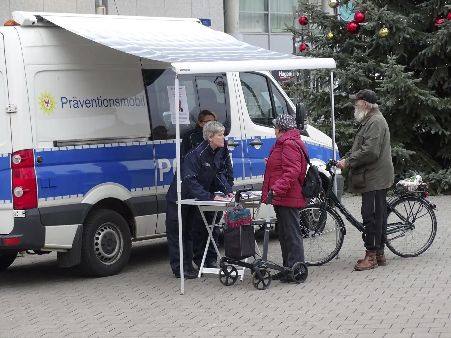 Polizei sucht Zeugen nach Mord an Gerda K.- Stand auf dem Stadthallenvorplatz