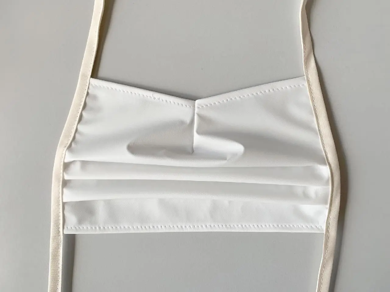 Das ist der Mund-Nasen-Schutz der Frottana Textil GmbH & Co. KG. Der Landkreis ist froh, dass sich diese Produktionsmöglichkeit aufgetan hat. Die Zertifizierung für den Schutz läuft, kündigt Landrat Bernd Lange an.