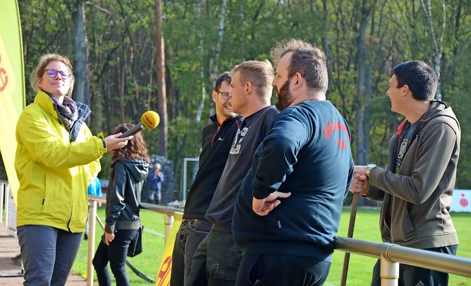 „Dann lasst mal hören, Jungs!“ Die Hymne des 1. SV Lok Calau wurde während der Radiosendung von Antenne Brandenburg auch mal angestimmt.