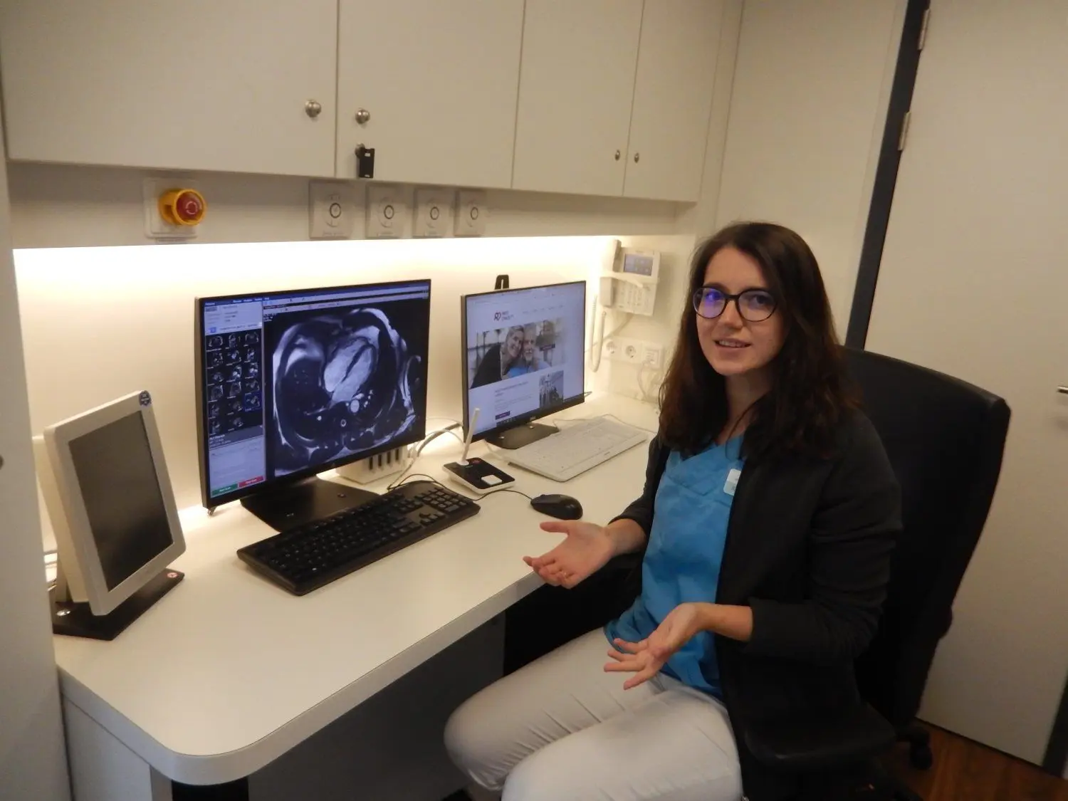 Karolina Wedler arbeitet im mobilen MRT des Herzcheck-Projektes.