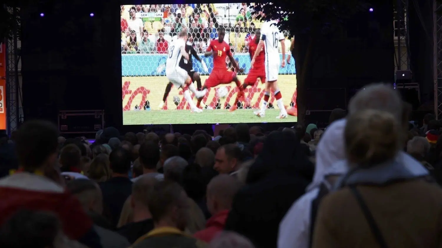 Im selben Jahr (2014) verwandelte sich auch das Cottbuser Stadtfest in ein Fernseh-Wohnzimmer. Hunderte Fans erlebten die WM damals auf dem Oberkirchplatz. Solche großen Veranstaltungen sind diesmal pandemiebedingt aber nicht geplant.