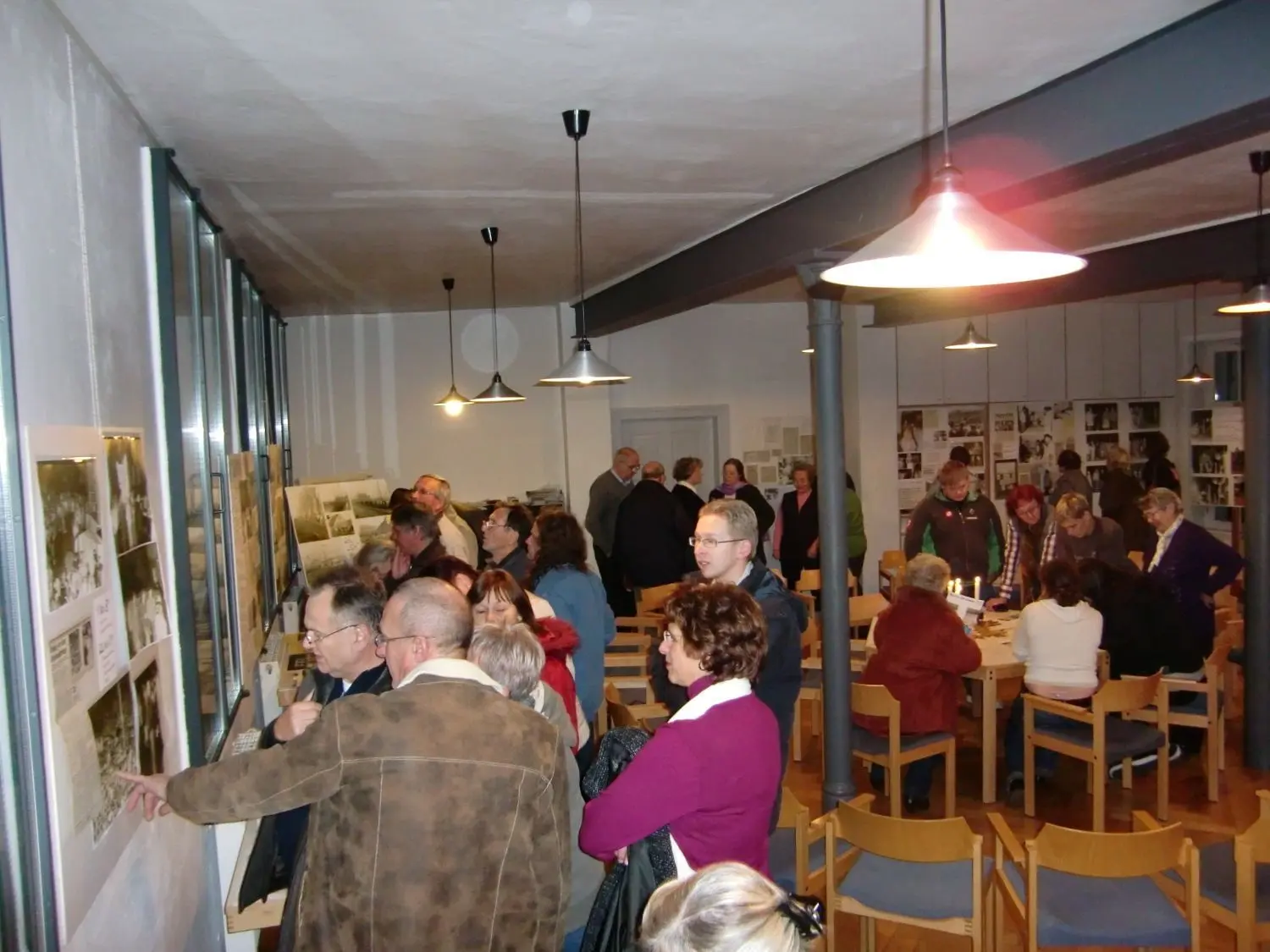 Zum 20. Jahrestag des Mauerfalls vor zehn Jahren wurde im Gemeinderaum der evangelischen Kirche Herzberg eine große Fotoausstellung zu den Ereignissen in Herzberg 1989 gezeigt. Foto: Günter Schulze