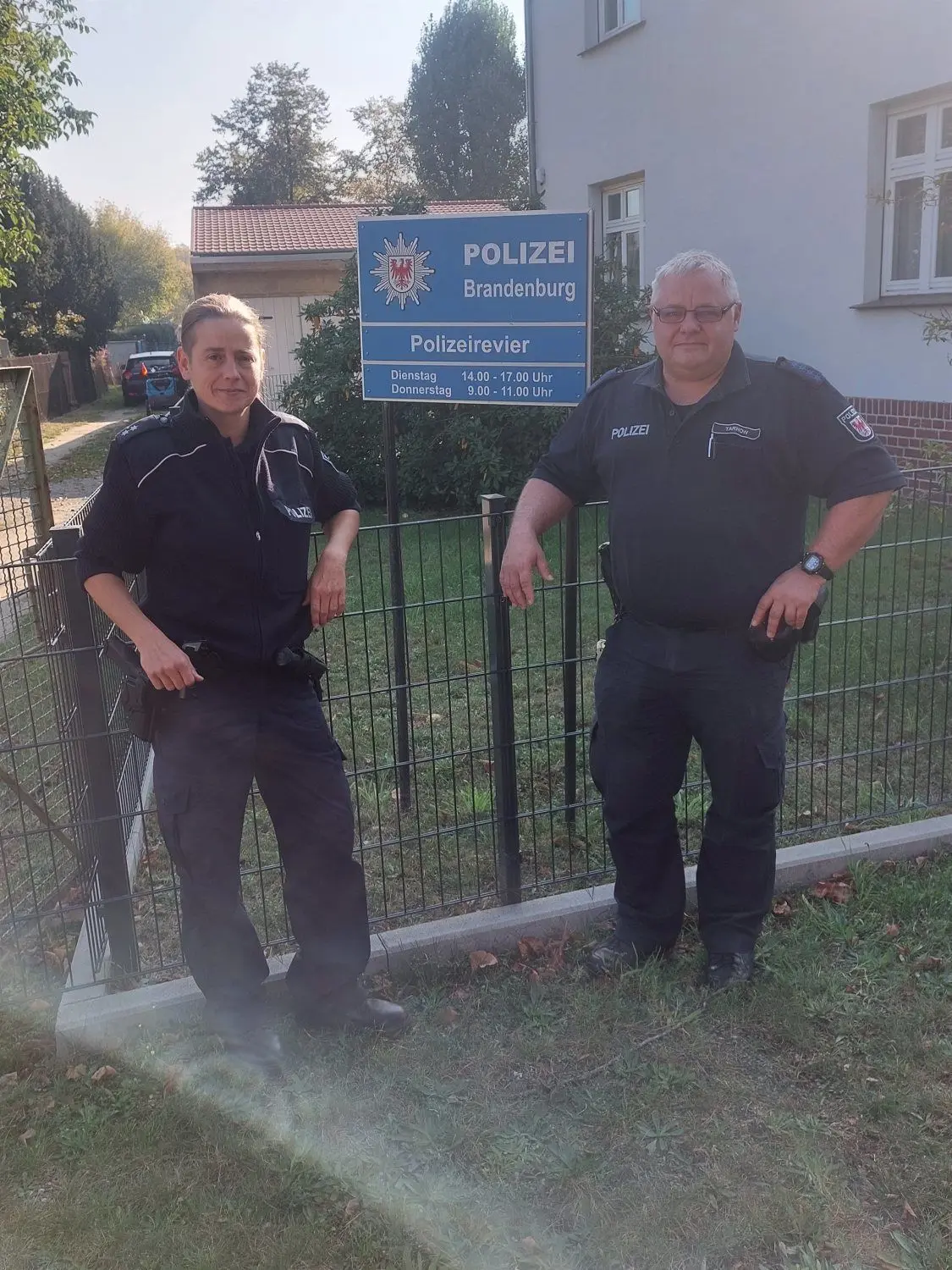 Die neue Polizeioberkommissarin Andrea Richter und Polizeihauptmeister Frank Tarnow vor dem Vetschauer Polizeirevier in der Wilhelm-Pieck-Straße 36.