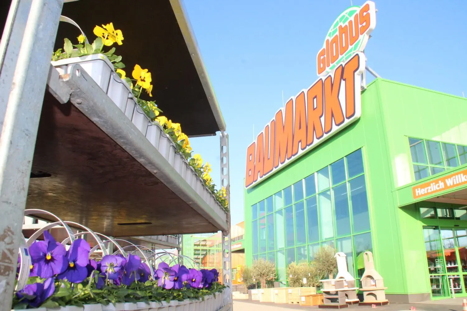 Der Globus Baumarkt in Hoyerswerda wird nach einjährigem Umbau und Erweiterung mit neuem frischem Konzept wiedereröffnet.