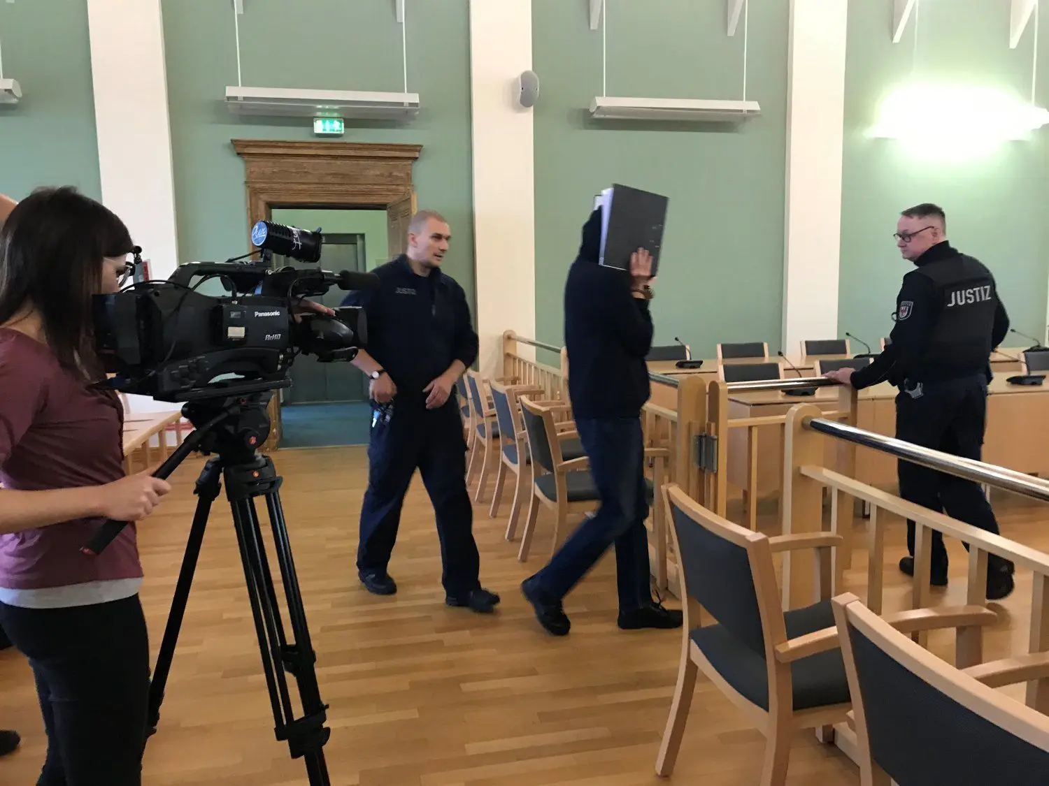 Prozess gegen den Mann (38), der im Cottbuser Jobcenter eine Arbeitsvermittlerin angegriffen und mit einem Messer verletzt hat. Der Angeklagte wird aus der Untersuchungshaft in den Verhandlungssaal des Landgerichtes Cottbus geführt.