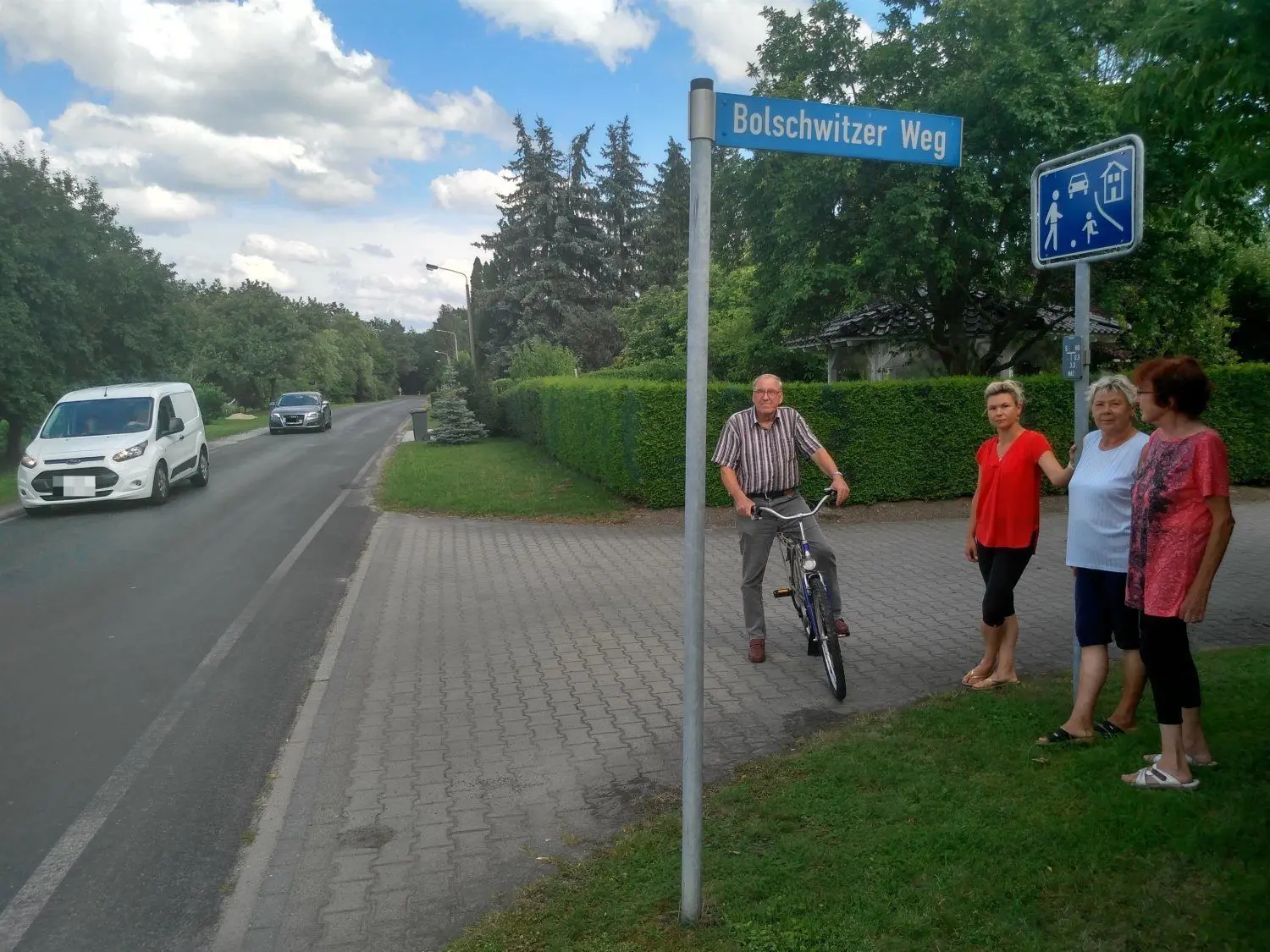 Die Anwohner des Bolschwitzer Wegs in Calau sind verärgert: Durch die Sperrungen der Landesstraße zwischen Calau und Vetschau rollen nun zahlreiche Fahrzeuge durch ihre Straße, um Richtung Vetschau / Repten über Bolschwitz abzukürzen. Die abgehende Spielstraße wird von einigen rücksichtslosen Autofahrern kaum wahrgenommen. In der Straße wohnen viele Familien mit Kindern.