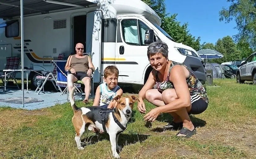 Auf dem Komfortcampingplatz Niemtsch verbringen Volkmar und Annett Krille aus Falkenberg mit Enkelsohn Lores und Hund Lacki ihren Urlaub.⇥