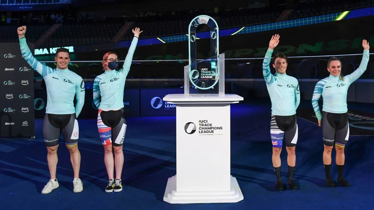 Emma Hinze (r.) aus Cottbus führt die neue Champions League an und durfte sich das türkis-farbene Trikot für die Beste im Kurzzeitbereich überstreifen.