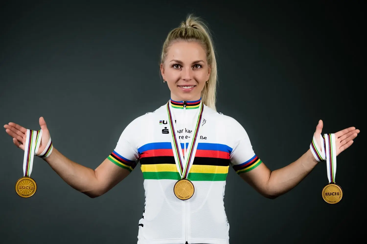 Emma Hinze aus Cottbus gewann vor einem Jahr drei Mal Gold bei der Bahnrad-WM.