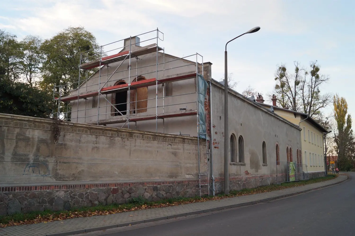 Die Grundstruktur für die straßenseitige Fassade des Marstalles steht bereits. Durchbrüche für zusätzliche Fenster mit Rundbögen wurden geschaffen. In der oberen Etage entsteht unter anderem ein Büroraum für das künftige Mehrgenerationenhaus.