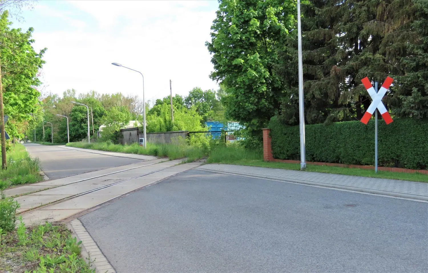 Vom Spremberger Bahnhof führt ein Gleis direkt über die Bregenzer Straße, wo Unternehmen wie die Autolackiererei Buder, die Technische Bürsten GmbH, das Transport- und Tiefbau-Unternehmen Sallmann, Scholz mit „Kompetenz in Schrott“ und Holz Böhrenz ihren Sitz haben, ins Industriegebiet. Genutzt werden die Gleise im Industriegebiet derzeit nicht.