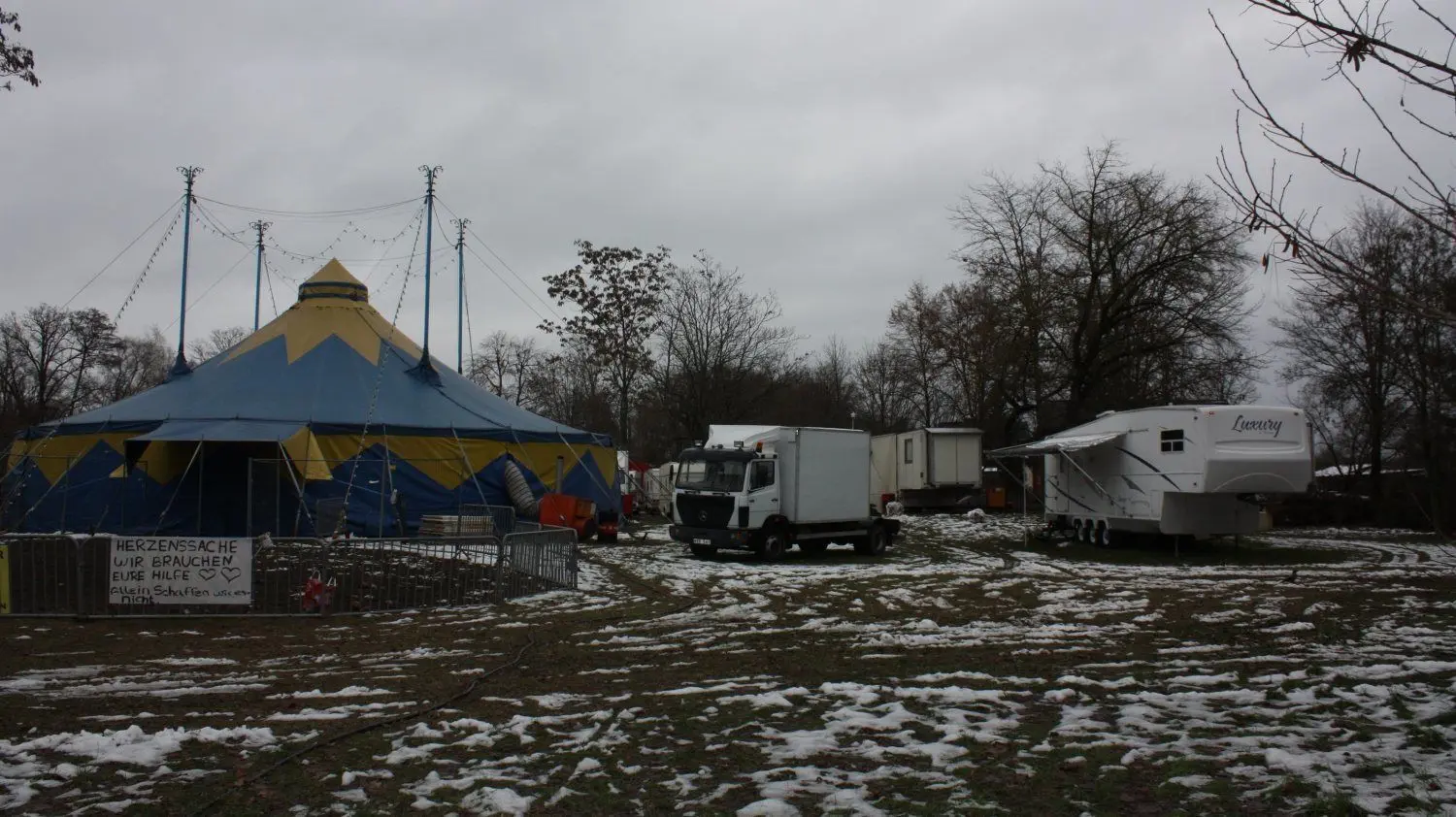 In mehreren Wohnwagen lebt die Zirkusfamilie derzeit auf der Wiese an der Lipezker Straße in Cottbus-Sachsendorf.