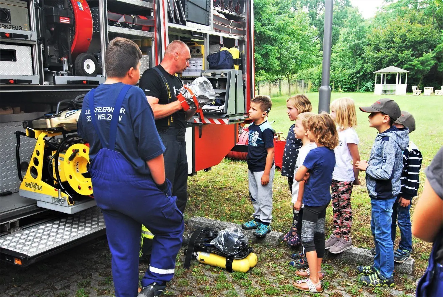 Interssiert lassen sich sich die Kinder zeigen, was denn alles in solch einem großen Feuerwehrwagen verstaut ist. Manche von ihnen sind bereits selbst in der Jugendfeuerwehr aktiv.