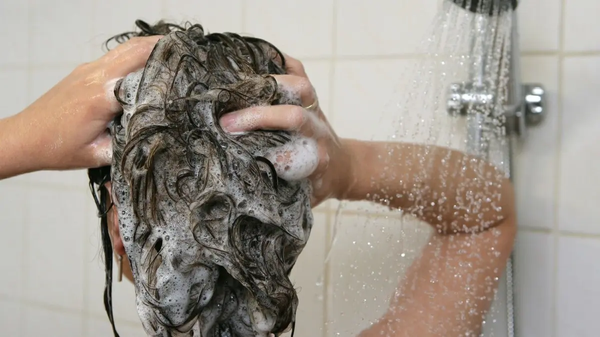 Ist man bereit, die geliebte Dusche um ein paar Stunden nach vorn oder hinten zu verschieben, um in Extremsituationen Wasser-Engpässe zu vermeiden? Der HWAZ macht bei der Studie mit.
ARCHIV - ILLUSTRATION - Eine Frau unter der Dusche wäscht sich ihre Haare, aufgenommen im brandenburgischen Mixdorf am 28.09.2007. Alle Jahre wieder verpassen Russlands Behörden ihren Bürgern eine kalte Dusche: Wegen Wartungsarbeiten fließt dann zwei Wochen lang kein warmes Wasser aus den Rohren. Foto: Patrick Pleul dpa (zu dpa 0502 vom 10.08.2011) +++(c) dpa - Bildfunk+++