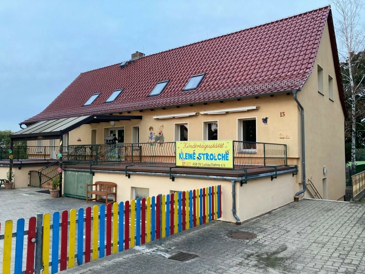 An der rechten Seite des derzeitigen Hauptgebäudes der Kita "Kleine Strolche" soll ein Anbau erfolgen. Beide Gebäude sollen mit einem begehbaren Tunnelgang miteinander verbunden werden.