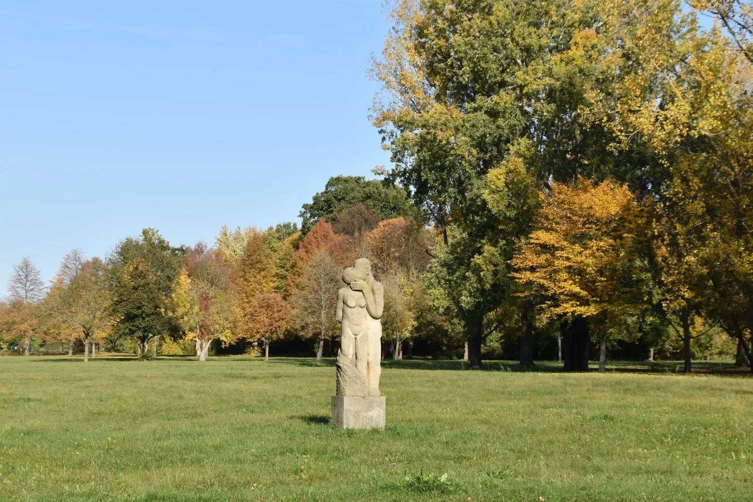 Im Gubener Stadtpark sind Werke von Künstlern zu erleben, die beim 6. Internationalen Bildhauersymposium entstanden sind. Diese Form des Schaffens hatte der Hoyerswerdaer Maler und Bildhauer Jürgen von Woyski ins Leben gerufen.