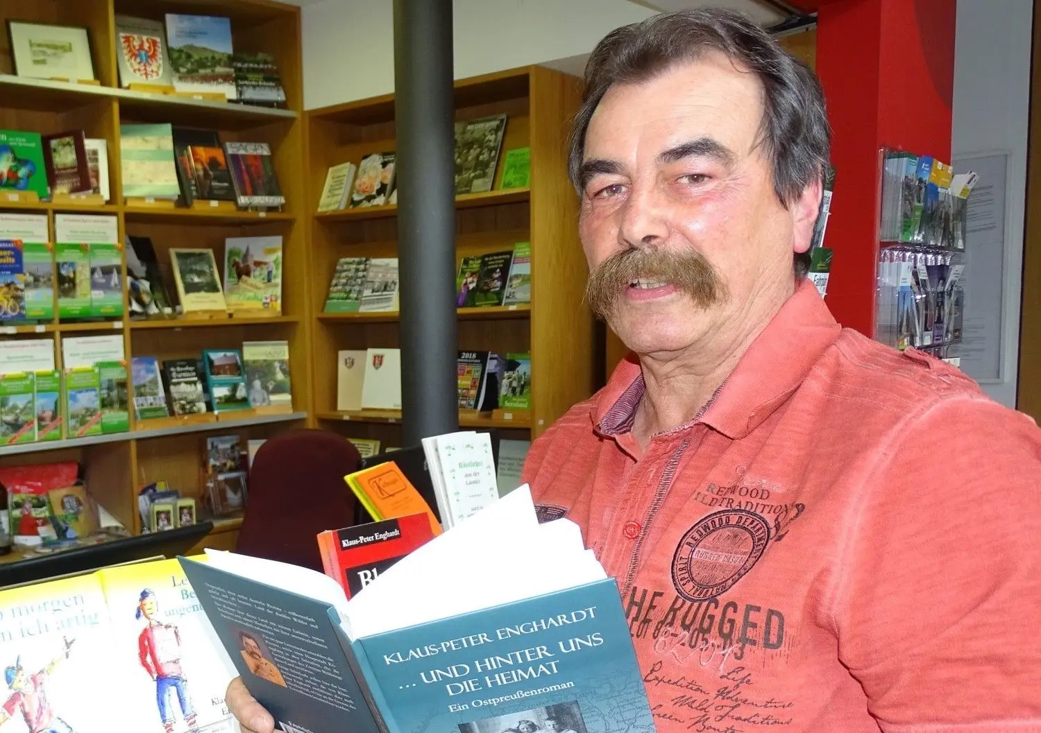 Die Bücher des Sprembergers Klaus-Peter Enghardt haben im Regal der Touristinformation einen einen festen Platz, obwohl sie auch von ganz anderen Heimatregionen erzählen.⇥