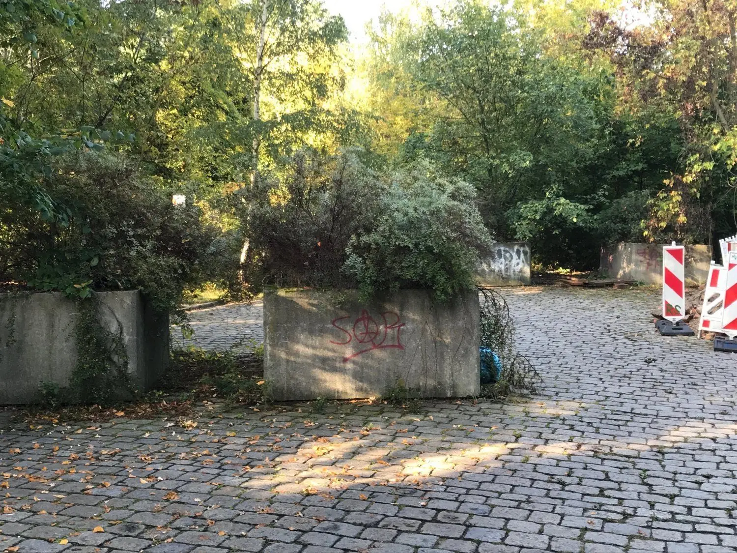 In der Frühlingstraße finden sich Blumenschalensperren im östlichen Vorfeld des Grenzstreifens. ⇥