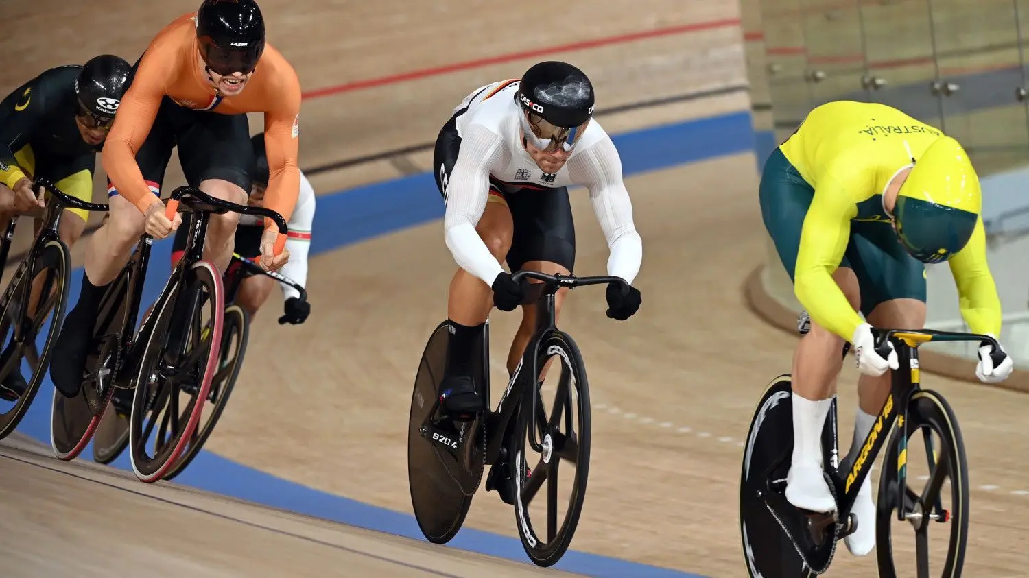 Der Cottbuser Maximilian Levy (M.) ärgerte sich über die vergebene Medaillenchance im olympischen Keinrin-Wettbewerb.