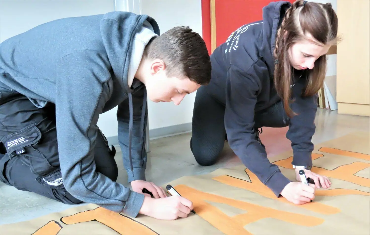 Angelina Franke und Eric Tammer bei den letzten Vorbereitungen fürs Kunstspektakel.