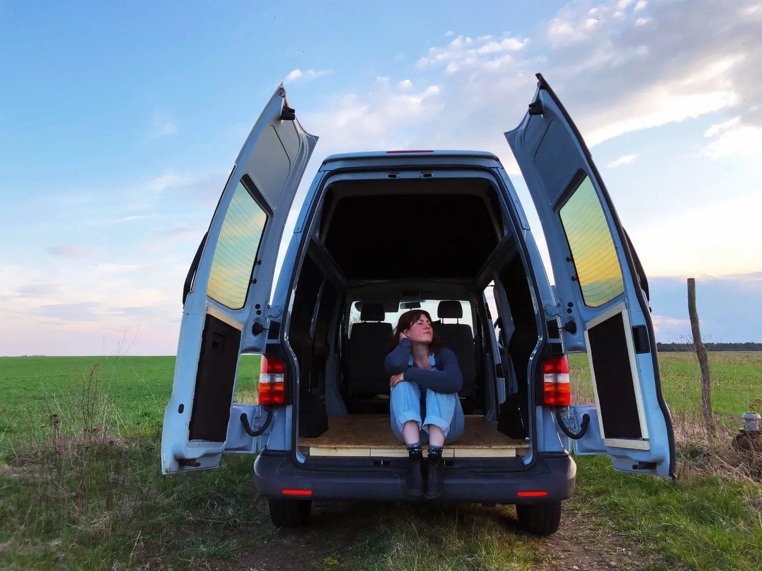 Johanna Hoff hat das Studium abgebrochen, um sich in Irland selbstständig zu machen. Die 23-Jährige baut zurzeit ihren VW-Van aus, um nach der Corona-Pandemie auf die Insel zurückzukehren.