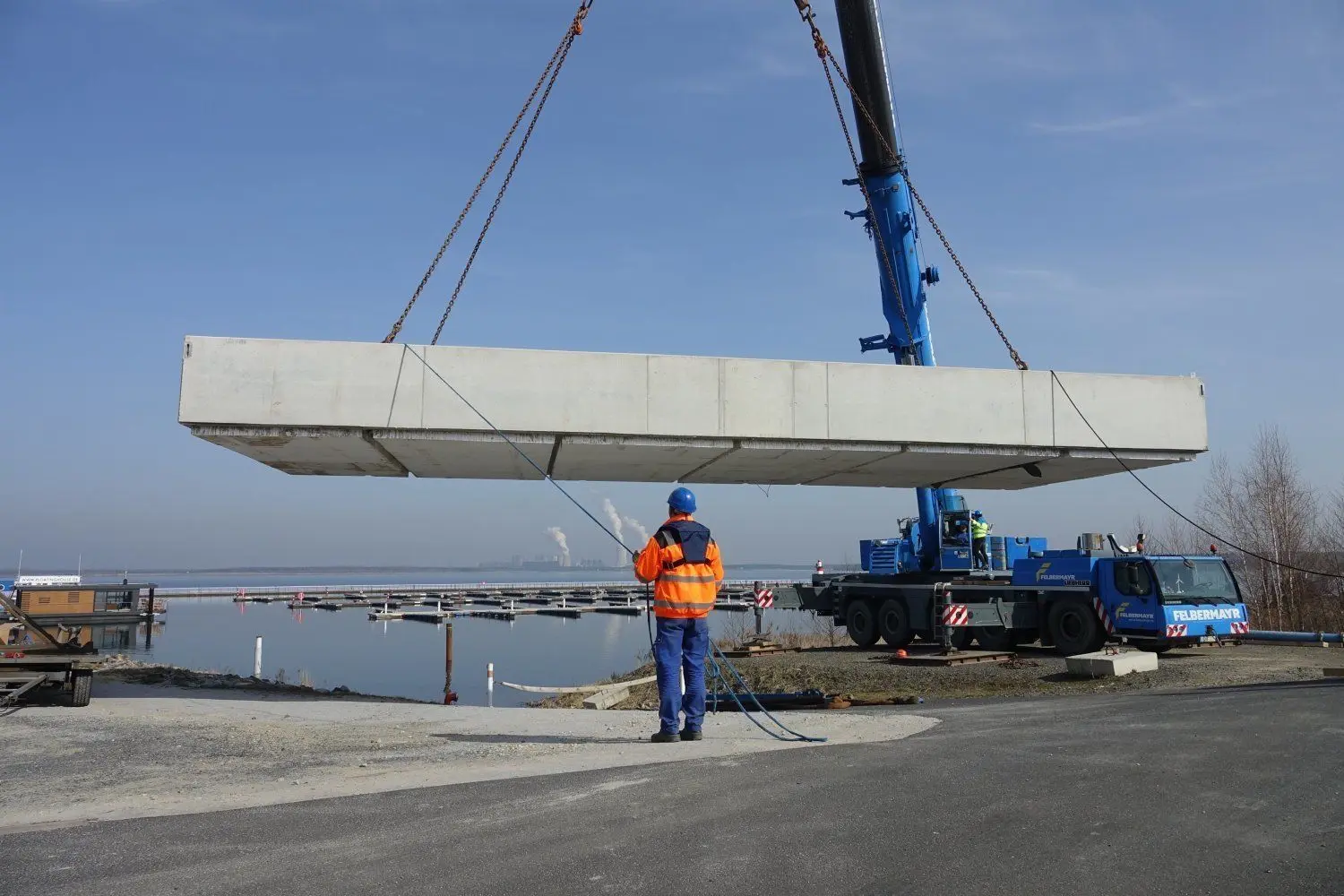 Das "Fundament" für das nächste schwimmende Haus wird per Kran auf den See gebracht. Drei weitere Pontons folgen noch.