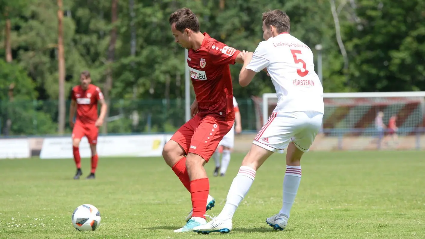 Maximilian Pronichev (l.) will bei Energie Cottbus zurück zu alter Stärke finden. Hier setzt er sich im Testspiel gegen den Ludwigsfelder Linus Fürstenow durch.
