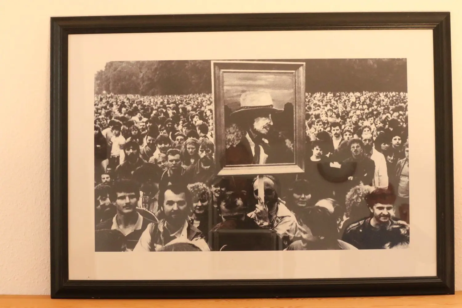 Das Bild vom Bob-Dylan-Konzert im September 1987 im Treptower Park. Mit seinem Bob-Dylan-Bild zog der damals 30-jährige Reinhard Straach das Interesse der Fotografen auf sich.